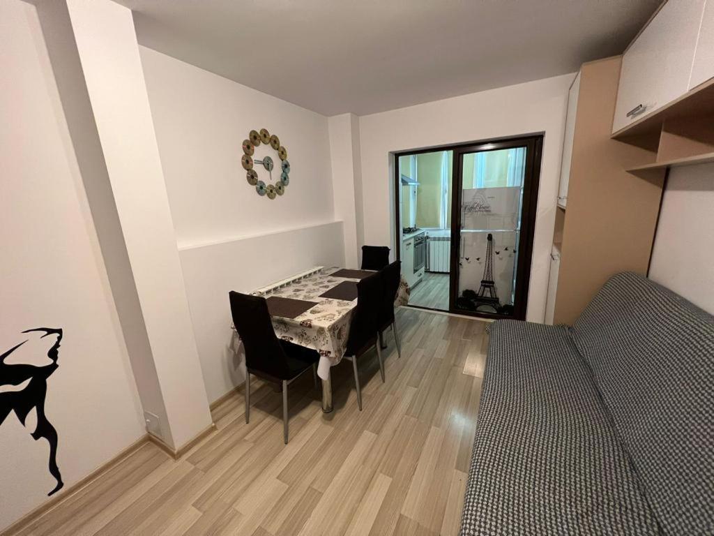 2 Bedrooms Apartment. Galati  Exterior photo